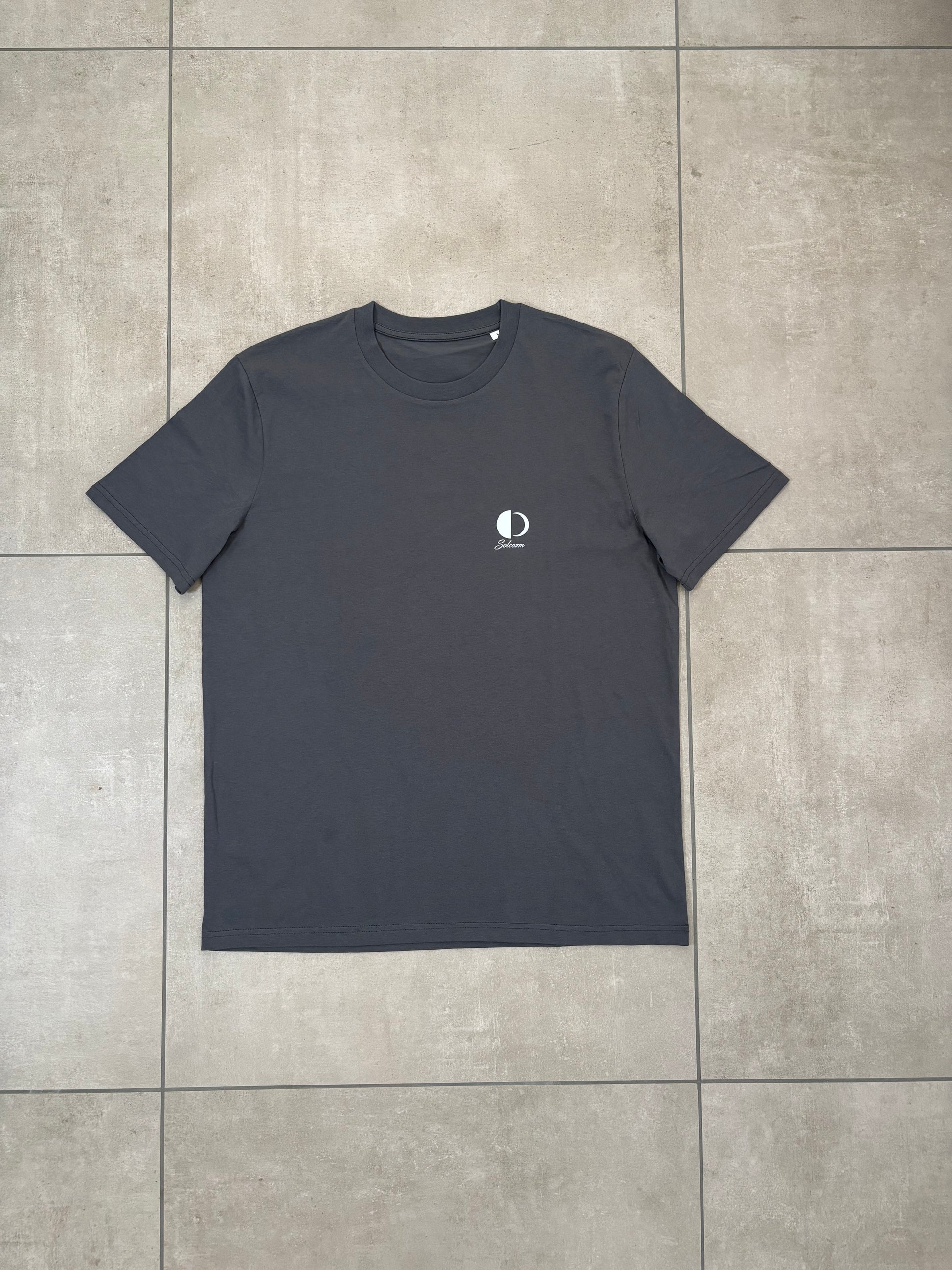 Solcozm Essentials Tee – SOLCOZM streetwear premium svizzero (foto 2)