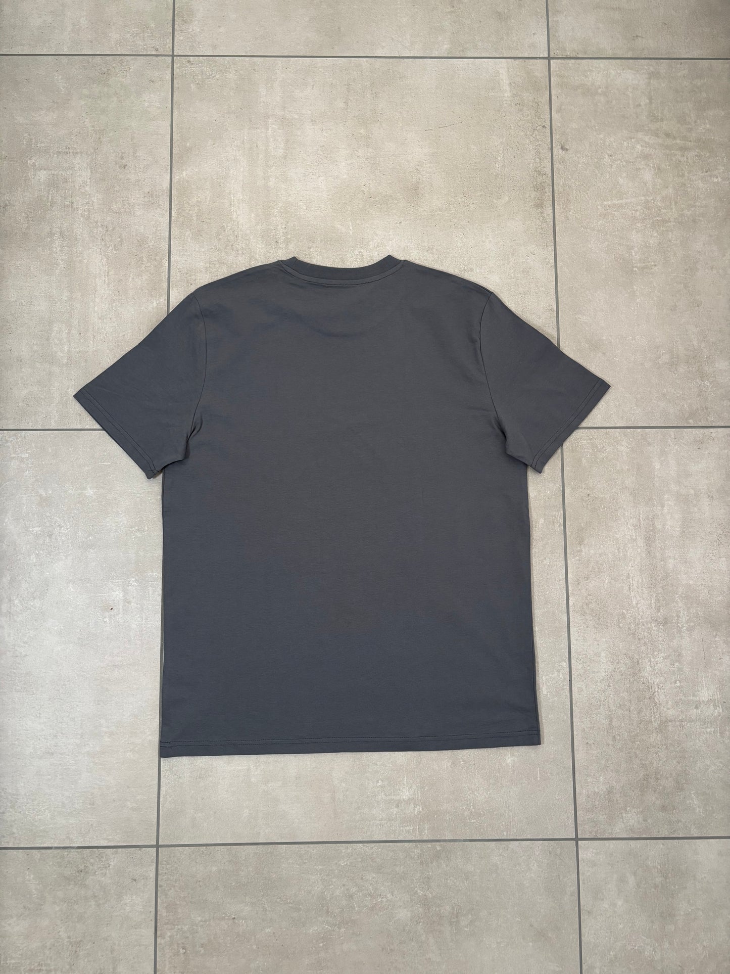 Solcozm Essentials Tee – SOLCOZM streetwear premium svizzero (foto 3)